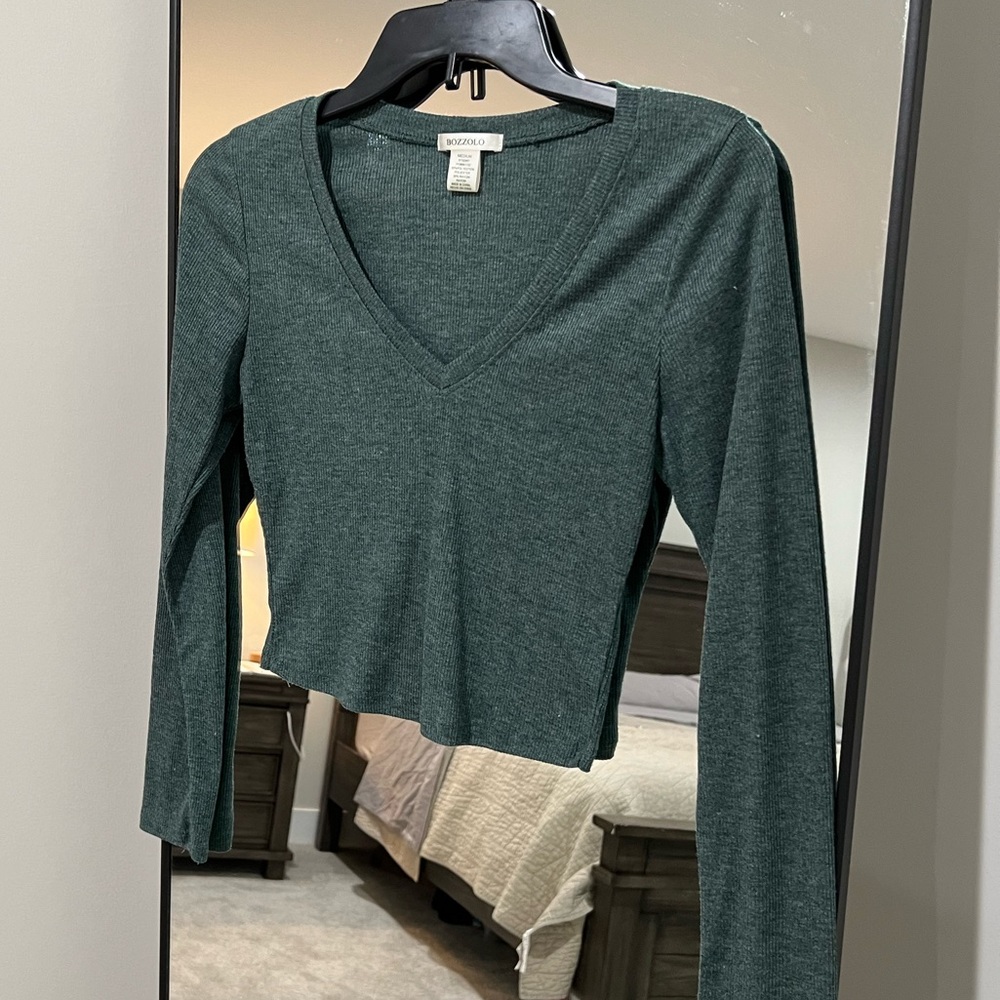 Size Medium, Green long sleeved crop top